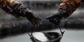 Нефть незначительно подорожала на открытии