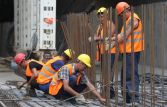 Медведев утвердил критерии найма иностранцев