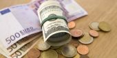 Рубль немного укрепился к доллару и евро