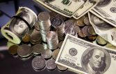 Курс доллара на открытии торгов Московской биржи вырос на 9 копеек до 62,35 руб