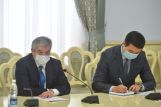 Государственный секретарь Суйунбек Касмамбетов передал спортсмену Максиму Гордееву флаг страны