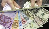 Курс доллара на Московской бирже снизился на 7 копеек, евро вырос на 6 копеек