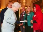 В Букингемском дворце 16-летняя правозащитница подарила королеве свою книгу