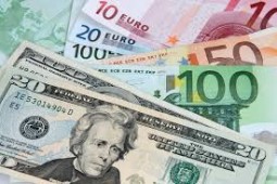  Доллар и евро незначительно изменились к рублю утром в четверг