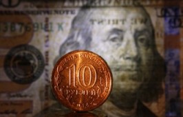 Курс доллара упал ниже 61 руб. впервые с июля