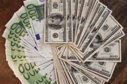 Доллар и евро снизились в начале торгов понедельника