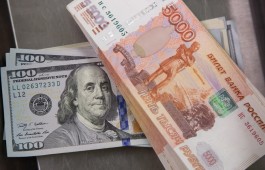 Курс доллара на открытии торгов Московской биржи снизился на 12 копеек до 62,15 рубля