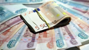 Евро вырос выше 72 рублей впервые за две недели