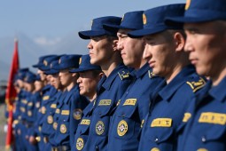 Президент Кыргызстана Садыр Жапаров передал новую спецтехнику для МЧС
