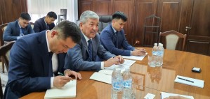 Первый зампред Кабмина Кыргызстана Адылбек Касымалиев и Постпред JICA Хироюки Кавамото обсудили вопросы двустороннего сотрудничества