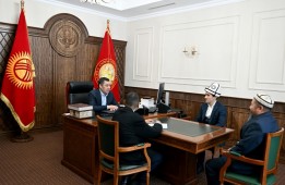 Президент Садыр Жапаров встретился с победителем международного конкурса чтецов Корана Мухамадали Умаровым
