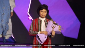 Президент Белоруссии вручил награду обладателю гран-при детского конкурса
