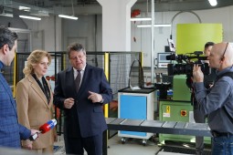 Инна Святенко ознакомилась с производством «умных» протезов для ветеранов СВО