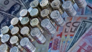 Рубль в начале дня укрепляется на фоне сохранения высокого спроса