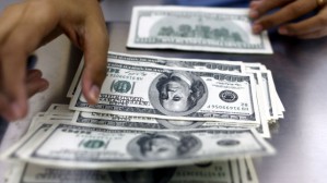  Официальный курс доллара вырос до 35,62 рубля, евро - до 49,50 рубля