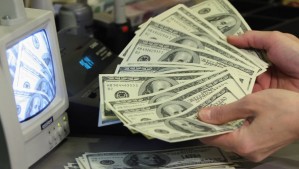 Официальный курс доллара понижен до 35,96 рубля, курс евро - до 49,68 рубля