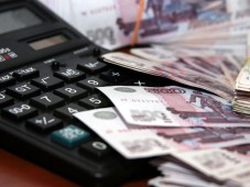 Курс рубля против бивалютной корзины в начале торгов растет на фоне снижения доллара 