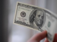 Официальный курс доллара понижен до 35,66 рубля, курс евро повышен до 49,28 рубля