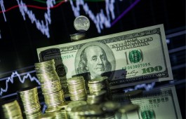 Курс доллара на Московской бирже упал ниже 65 рублей на фоне новостей из Минска